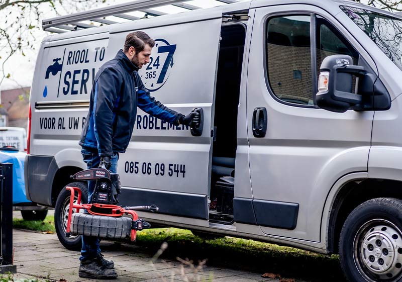 last van een verstopte afvoer in de keuken