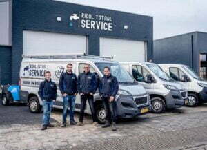 Groepsfoto riool totaal service mogen er niet op