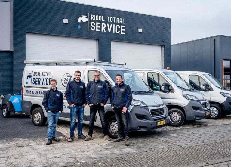 Groepsfoto riool totaal service mogen er niet op